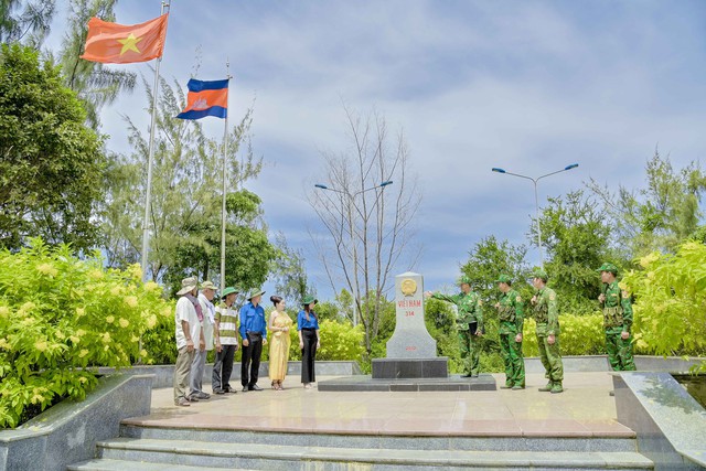 Cán bộ, chiến sĩ BĐBP tỉnh Kiên Giang tuyên truyền đến bà con khu vực biên giới ý nghĩa của việc hoạch định phân giới, cắm mốc.