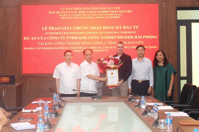 Thái Nguyên: Trao giấy chứng nhận đăng ký đầu tư cho Công ty TNHH Khí công nghiệp Messer Hải Phòng - Ảnh 1.