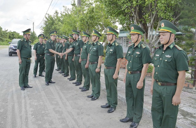 Đại tá Huỳnh Văn Đông - Bí thư Đảng uỷ, Chính ủy Bộ đội Biên phòng tỉnh Kiên Giang thăm, làm việc tại đồn Biên phòng Xẻo Nhàu.