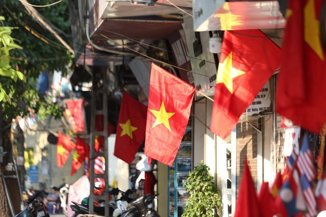 Hà Nội: Treo cờ Tổ quốc chào mừng 15 năm mở rộng địa giới hành chính - Ảnh 1.