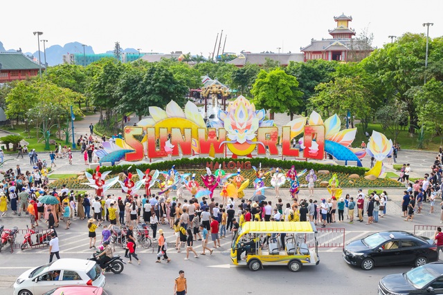 Khách vui chơi tại Sun World Ha Long, Quảng Ninh