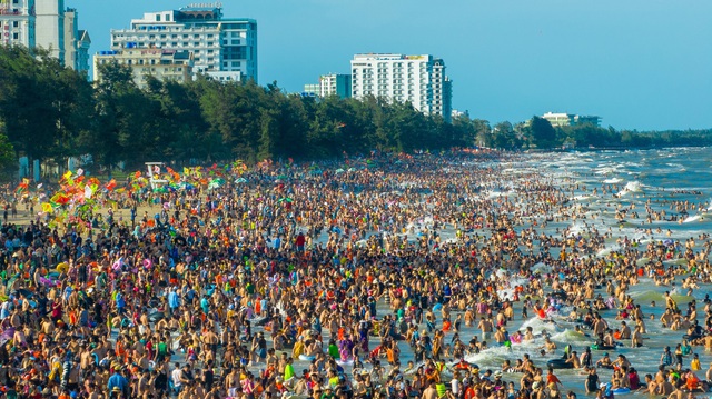 Bãi biển Sầm Sơn đông nghịt du khách hè 2023