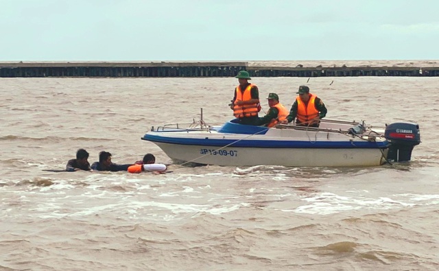 Tổ tuần tra Đồn BP Khánh Tiến tiếp cận và cứu vớt các thuyền viên trôi dạt trên biển.