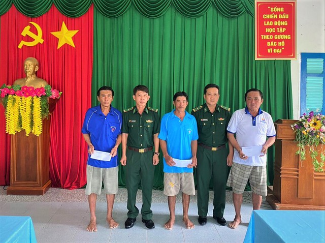 Đơn vị Đồn BP Khánh Tiến hỗ trợ tiền cho các thuyền viên.