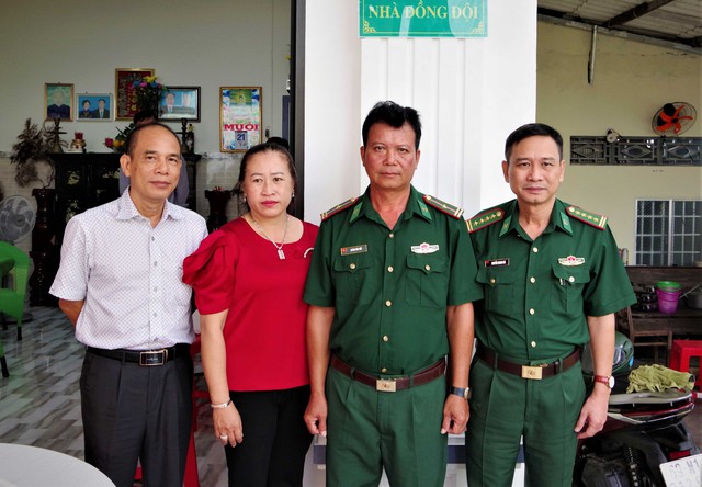 Thiếu tá Huỳnh Văn Tiếp nhận bàn giao &quot;Nhà đồng đội&quot;.