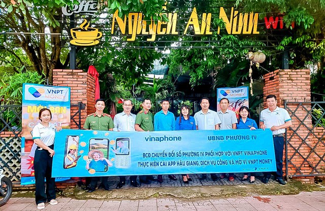 Sau buổi lễ Ban Chuyển đổi số phường IV phối hợp cùng nhà mạng VNPT Vinaphone thực hiện cài App Hậu Giang, dịch vụ công trực tuyến, cài VNeID và mở ví VNPT Money cho hơn 350 người dân.