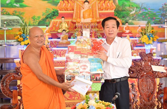 Ông Đỗ Thanh Bình - Bí thư Tỉnh ủy, Trưởng đoàn ĐBQH tỉnh Kiên Giang chúc Tết Chôl Chnăm Thmây chùa Chắc Băng Mới nhân dịp Tết cổ truyền đồng bào Khmer năm 2023.