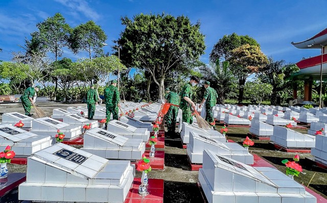 Trên 50 cán bộ, ĐVTN tham gia dọn vệ sinh quanh các phần mộ anh hùng Liệt sĩ tại Nghĩa trang Liệt sĩ tỉnh Kiên Giang.