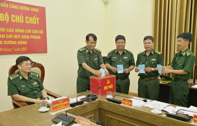 Các đồng chí trong Đảng ủy Biên phòng cửa khẩu cảng Dương Đông, bỏ phiếu tín nhiệm giữa nhiệm kỳ.