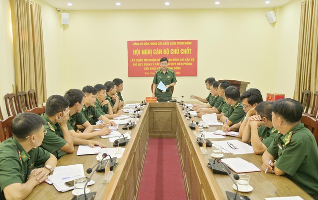 Đại tá Huỳnh Văn Đông - Bí thư Đảng ủy, Chính ủy BĐBP tỉnh Kiên Giang phát biểu chỉ đạo tại hội nghị.