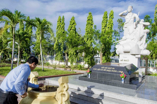 Bí thư Tỉnh ủy, Chủ tịch HĐND tỉnh Cà Mau Nguyễn Tiến Hải dâng hương trước tượng đài các Liệt sĩ Tết Mậu Thân (1968) tại Nghĩa trang liệt sĩ tỉnh Cà Mau.