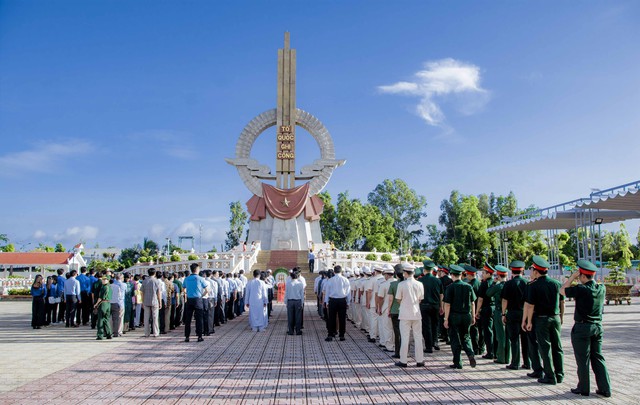 Quang cảnh lễ viếng ngày Thương binh - Liệt sĩ (27/7) tại Nghĩa trang liệt sĩ tỉnh Cà Mau.
