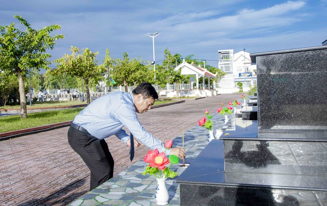 Ông Nguyễn Tiến Hải - Ủy viên Trung ương Đảng, Bí thư Tỉnh ủy, Chủ tịch HĐND tỉnh thắp hương tại các phần mộ liệt sĩ.
