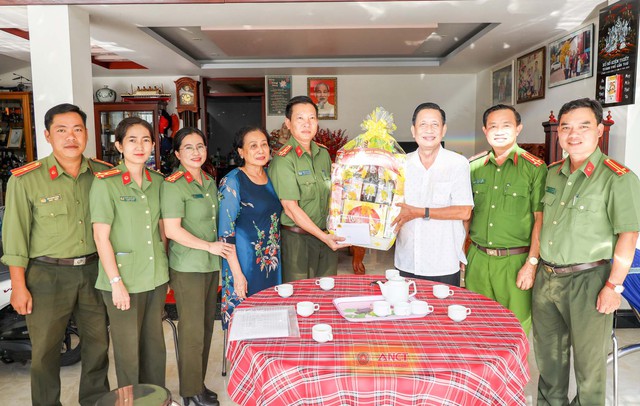 Thăm, tặng quà gia đình Đại tá Phan Minh Tấn, nguyên Phó Giám đốc Công an TP Cần Thơ (thương binh). Ảnh: Cổng TTĐT Công an TP Cần Thơ