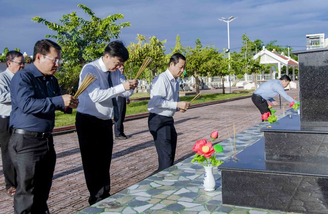 Ông Huỳnh Quốc Việt - Ủy viên dự khuyết BCH Trung ương Đảng, Chủ tịch UBND tỉnh thắp hương tại các phần mộ liệt sĩ.