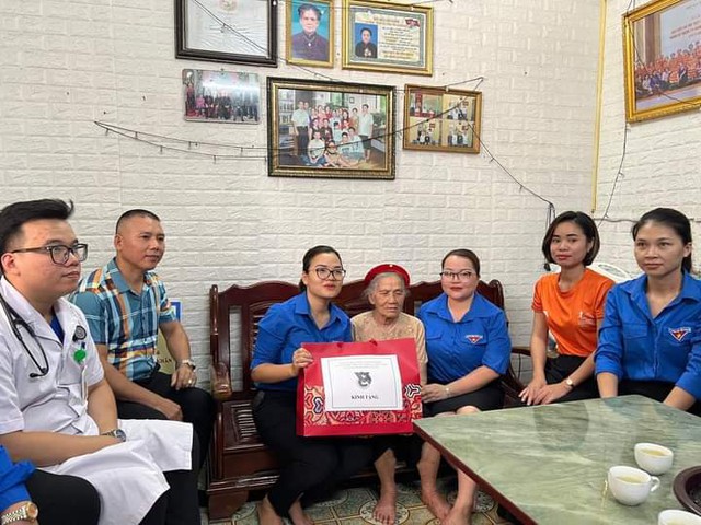 Tuổi trẻ Long Biên thăm, tặng quà các Mẹ Việt Nam anh hùng - Ảnh 2.