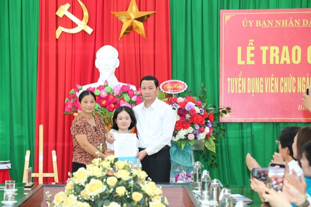 Thanh Hóa: Cô giáo không tay Lê Thị Thắm nhận quyết định tuyển dụng đặc cách - Ảnh 2.