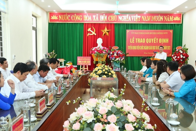 Thanh Hóa: Cô giáo không tay Lê Thị Thắm nhận quyết định tuyển dụng đặc cách - Ảnh 3.
