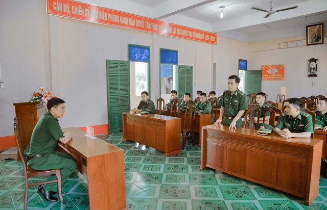Đại tá Huỳnh Huỳnh Văn Đông nghe đơn vị cơ sở báo cáo tình hình địa bàn và công tác quản lý kỷ luật trong đơn vị.