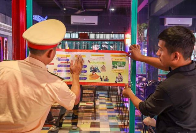 Cảnh sát giao thông Hà Nội dán áp phích tại các nhà hàng để tuyên truyền &quot;Đã uống rượu bia không lái xe&quot; - Ảnh 2.