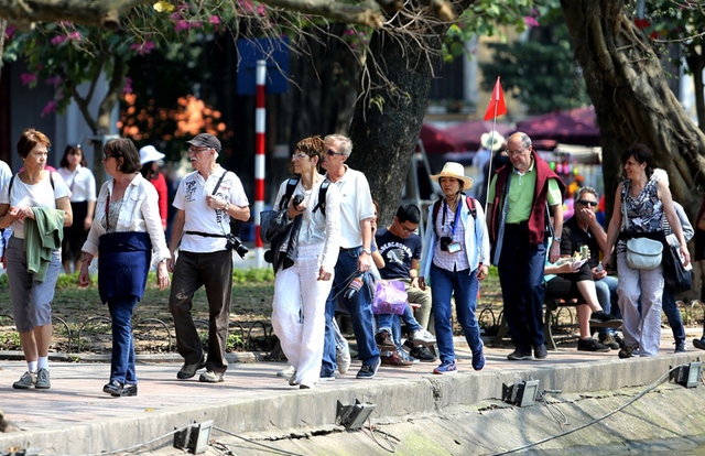 Khách du lịch đến Hà Nội trong tháng 7/2023 đạt 388.000 lượt người - Ảnh 1.