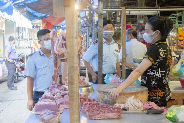 Lực lượng QLTT thành phố kiểm tra việc niêm yết giá các thực phẩm tươi sống, rau củ quả tại chợ An Hòa, phường An Hòa, quận Ninh Kiều.