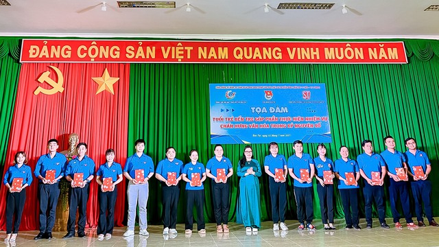 Bà Phạm Vũ Phương Linh - Vụ trưởng, Giám đốc NXB Chính trị Quốc gia Sự thật Chi nhánh Cần Thơ lên trao quà cho cán bộ, đoàn viên, thanh niên đạt kết quả cao trong phần thi Mini Game.