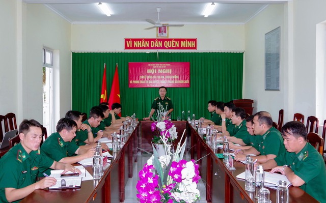 Đại tá Nguyễn Trìu Mến - Tỉnh ủy viên, Bí thư Đảng ủy, Chính ủy BĐBP Sóc Trăng phát biểu chỉ đạo tại hội nghị.