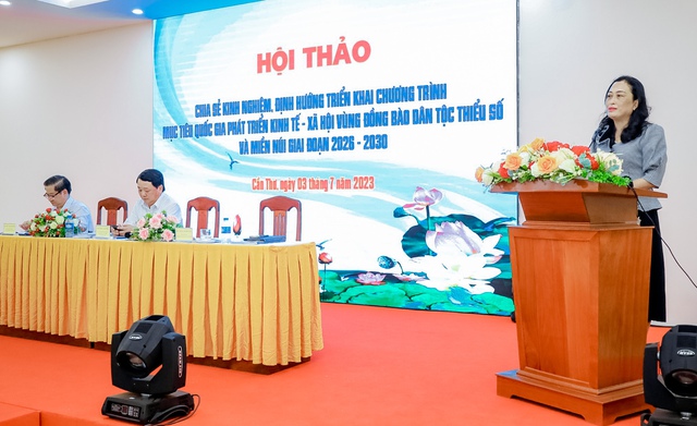 Phó Chủ tịch Hội đồng Dân tộc của Quốc hội Trần Thị Hoa Ry phát biểu tại Hội nghị.