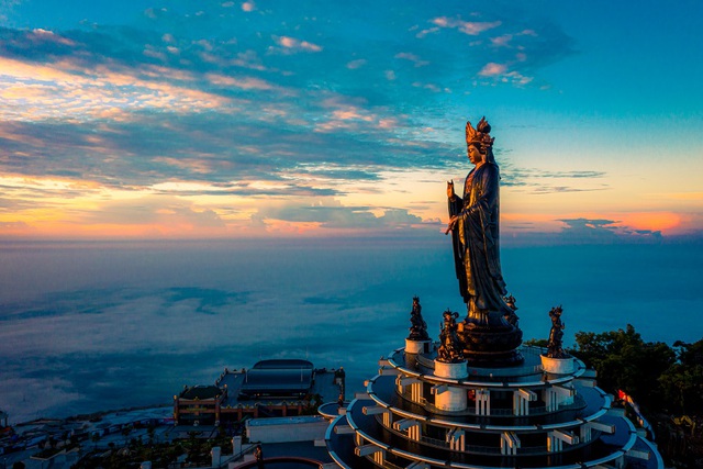 Tượng Phật Bà Tây Bổ Đà Sơn trên núi Bà Đen Ảnh: Nguyễn Minh Tú