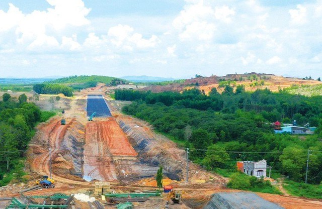 Đẩy nhanh thủ tục cấp phép khai thác các mỏ vật liệu phục vụ thi công Dự án cao tốc Quảng Ngãi - Hoài Nhơn - Ảnh 1.