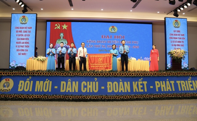 Lãnh đạo Huyện ủy Quỳnh Phụ tặng bức trướng tại Đại hội.