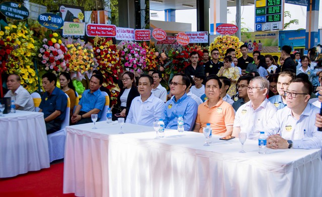 Các đại biểu tham dự lễ khai trương Phương Tùng Luxury Store 2.