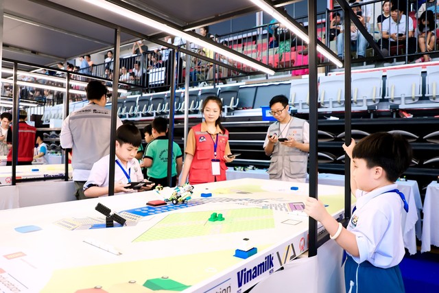 Các em tiểu học Trường Phổ thông Thái Bình Dương tham gia thi đấu Cuộc thi Robot Thế giới ROBOTACON WRO khu vực phía Nam diễn ra tại TP. Hồ Chí Minh.