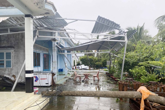 Nhiều nhà dân bị tốc mái, cột điện bị đổ ngã