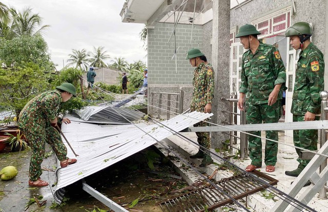 Cán bộ, chiến sĩ đồn Biên phòng Trung Bình, BĐBP Sóc Trăng giúp dân khắc phục hậu quả thiên tai