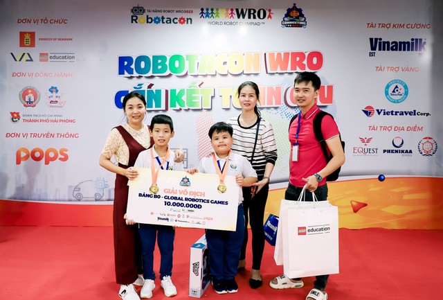 2 em Huỳnh Gia Bảo (lớp 1) và em Nguyễn Trần Hoàng Bách (lớp 3) đoạt vô địch Bảng B0, sẽ đại diện cho Trường Phổ thông Thái Bình Dương bước vào chung kết Cuộc thi Robotacon 2023 sắp tới tại Singapore.