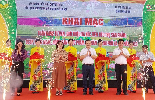 Hà Nội: Giới thiệu và xúc tiến tiêu thụ sản phẩm OCOP, làng nghề tại quận Long Biên - Ảnh 1.