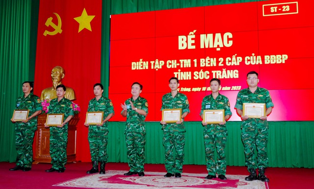 BĐBP tỉnh Sóc Trăng diễn tập chỉ huy tham mưu 1 bên 2 cấp trên bản đồ - Ảnh 6.