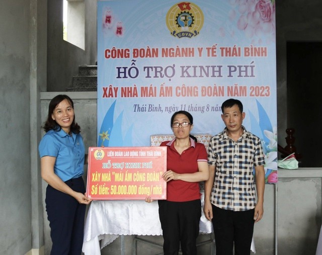 Thái Bình: Công đoàn Ngành Y tế tổ chức trao kinh phí hỗ trợ đoàn viên xây nhà mái ấm - Ảnh 1.