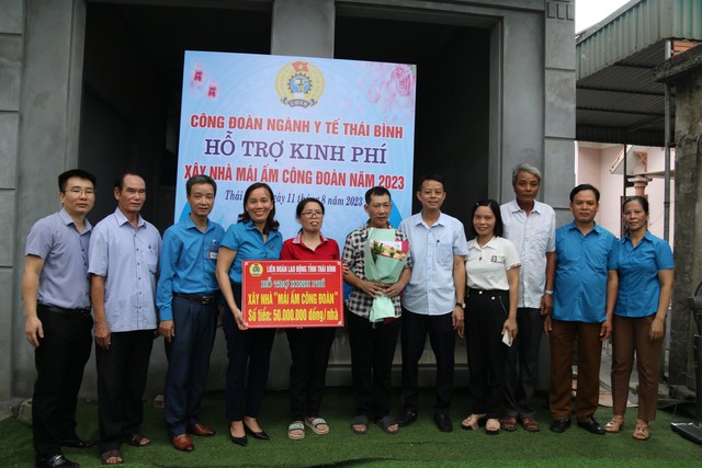 Thái Bình: Công đoàn Ngành Y tế tổ chức trao kinh phí hỗ trợ đoàn viên xây nhà mái ấm - Ảnh 2.
