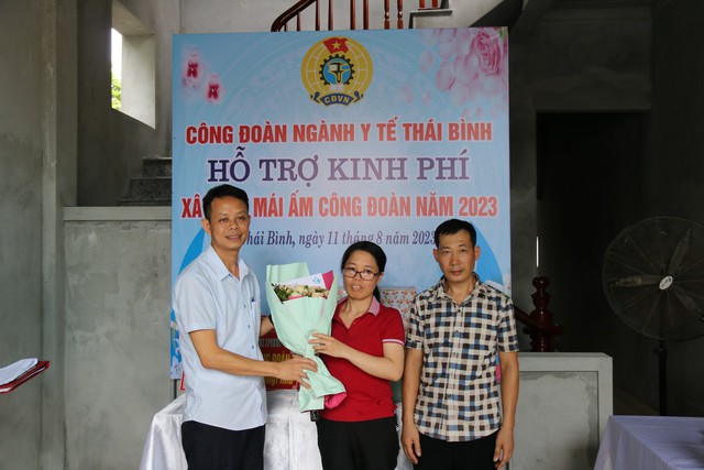 Thái Bình: Công đoàn Ngành Y tế tổ chức trao kinh phí hỗ trợ đoàn viên xây nhà mái ấm - Ảnh 3.