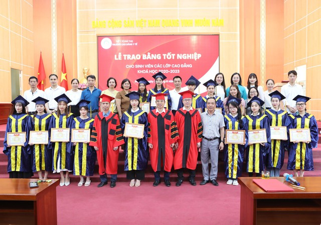 Trường Cao đẳng Y tế Phú Thọ trao bằng tốt nghiệp cho 141 sinh viên  - Ảnh 1.