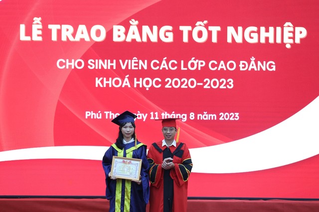 Trường Cao đẳng Y tế Phú Thọ trao bằng tốt nghiệp cho 141 sinh viên  - Ảnh 2.