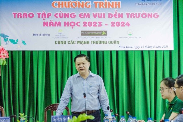 Ông Dương Tấn Hiển - Phó Chủ tịch Thường trực UBND TP. Cần Thơ phát biểu tại buổi trao tập học.