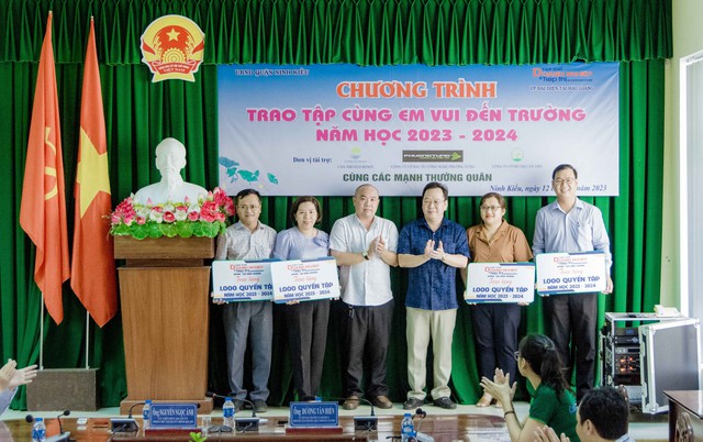Cần Thơ: Trao tặng vở &quot;Cùng em vui đến trường&quot; cho học sinh có hoàn cảnh khó khăn ở quận Ninh Kiều - Ảnh 4.