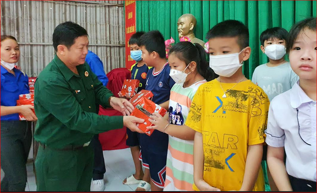 Phường An Lạc, quận Bình Tân: Phát thưởng cho học sinh giỏi khu phố 2  - Ảnh 1.