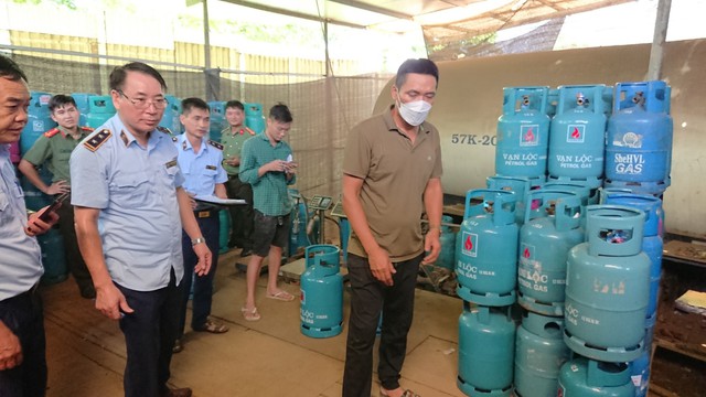 Bắc Giang: Đội QLTT số 3 tổ chức tiêu hủy tang vật vi phạm hành chính bị tịch thu  - Ảnh 2.