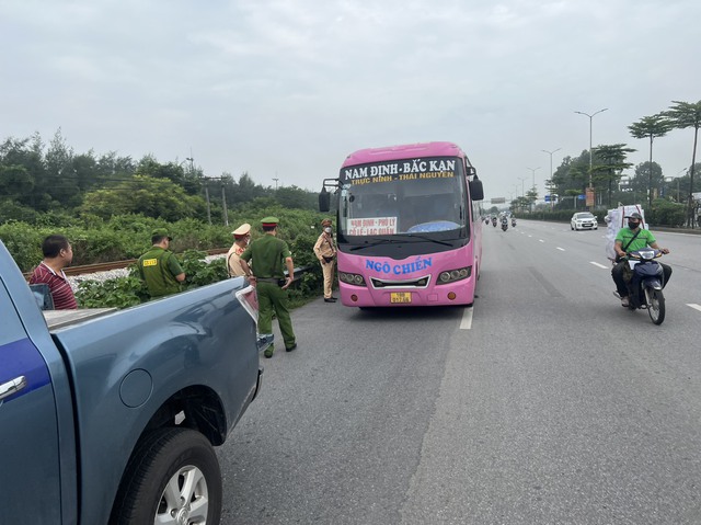 Công an quận Long Biên: Ra quân tổng kiểm soát xe khách và container - Ảnh 2.