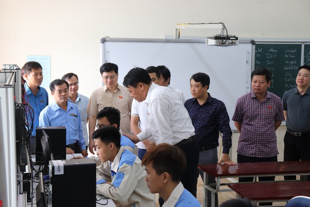 Đoàn đại biểu Quốc hội Phú Thọ thăm và làm việc tại trường Cao đẳng Cơ điện Phú Thọ - Ảnh 2.